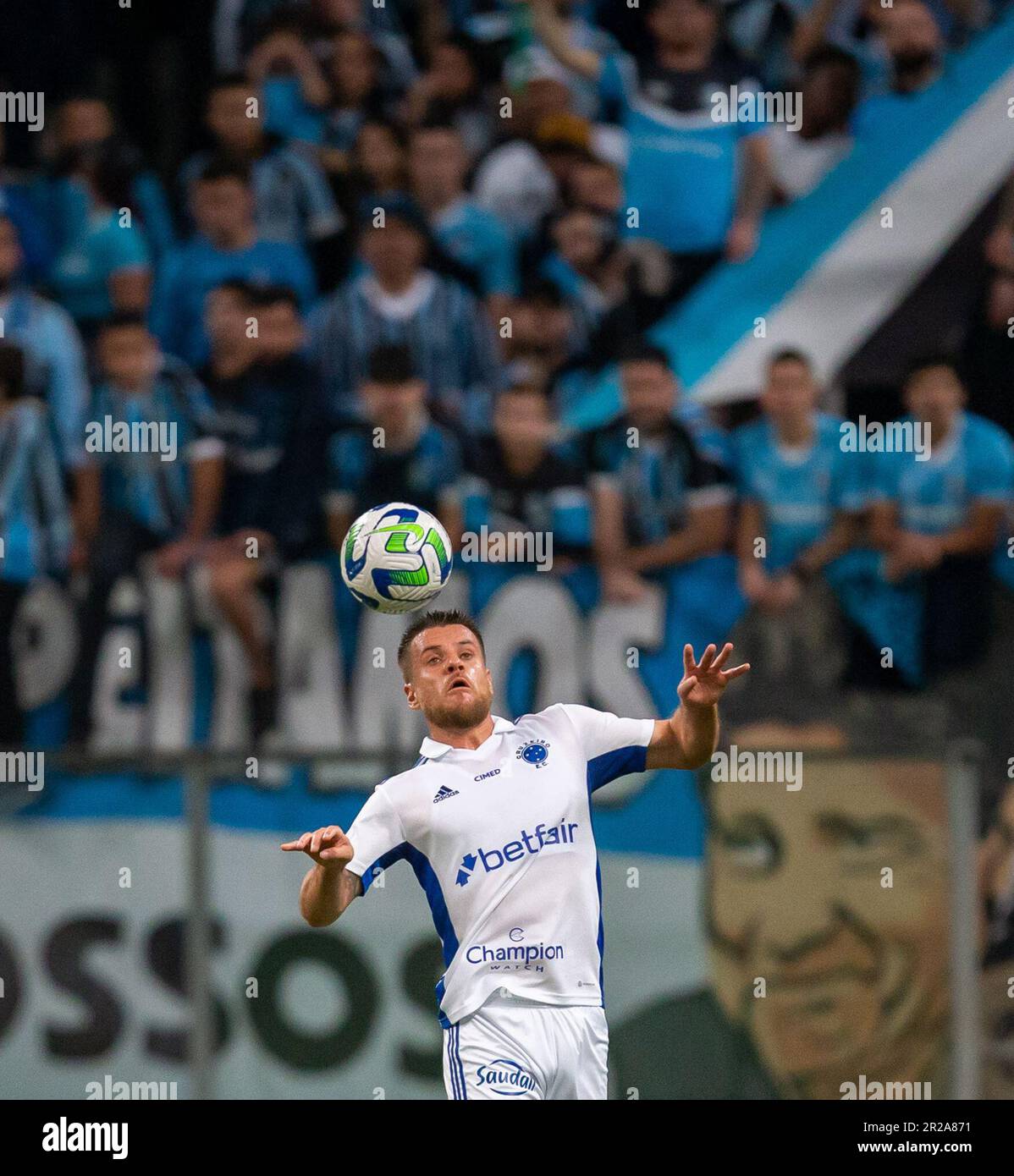 Porto Alegre, Brazil. 17th May, 2023. Walter Kannemann do Grêmio disputa o  lance com Wesley Ribeiro do Cruzeiro, durante a partida entre Grêmio e  Cruzeiro, pelas oitavas de final da Copa do