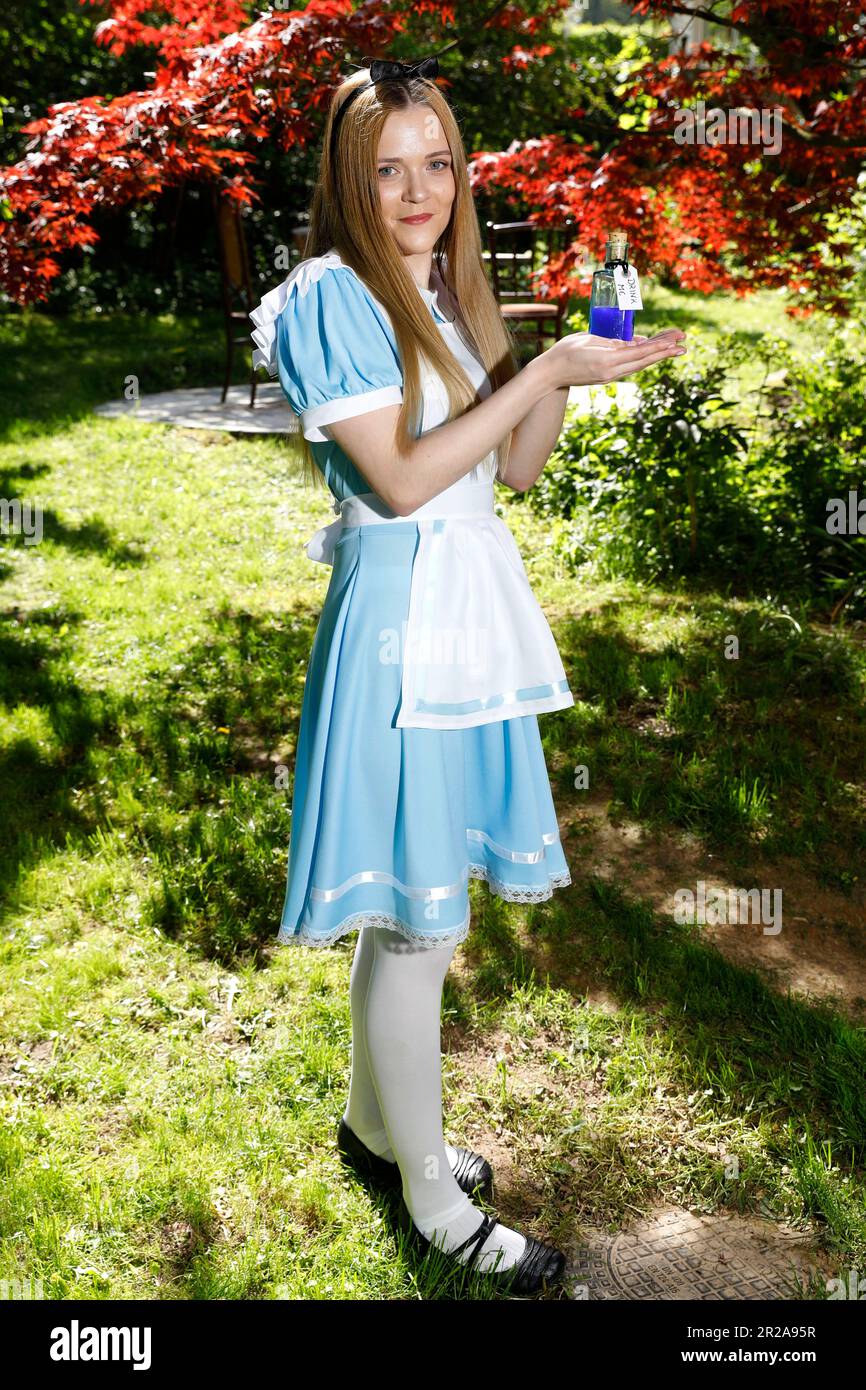 GEEK ART - Bodypainting and Transformaking: Alice in Wonderland photoshooting with Melina as Alice in the Czarnecki Garden. Hamelin, on May 18, 2023 - A project by photographer Tschiponnique Skupin and bodypainter Enrico Lein Stock Photo