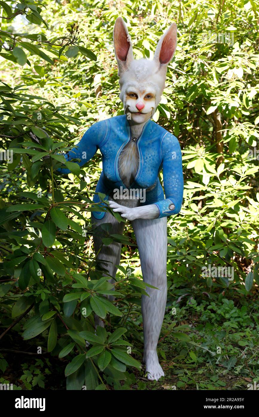 https://c8.alamy.com/comp/2R2A95Y/geek-art-bodypainting-and-transformaking-alice-in-wonderland-photoshooting-with-janina-as-the-white-rabbit-in-the-czarnecki-garden-hamelin-on-may-18-2023-a-project-by-photographer-tschiponnique-skupin-and-bodypainter-enrico-lein-2R2A95Y.jpg