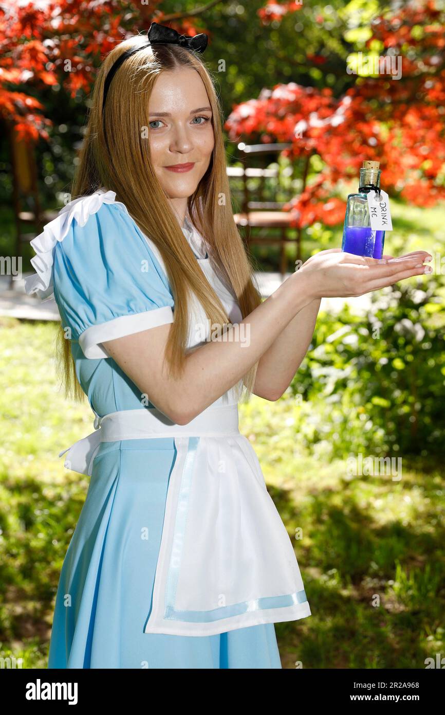 GEEK ART - Bodypainting and Transformaking: Alice in Wonderland photoshooting with Melina as Alice in the Czarnecki Garden. Hamelin, on May 18, 2023 - A project by photographer Tschiponnique Skupin and bodypainter Enrico Lein Stock Photo