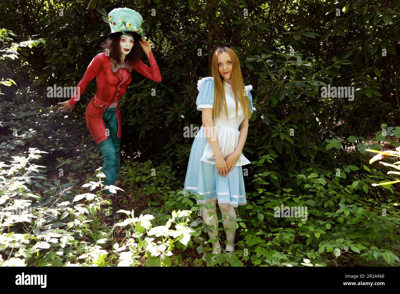 GEEK ART - Bodypainting and Transformaking: Alice in Wonderland photoshooting with Melina as Alice and Julia as the Mad Hatter in the Czarnecki Garden. Hamelin on May 18, 2023 - A project by photographer Tschiponnique Skupin and bodypainter and transformaker Enrico Lein Stock Photo