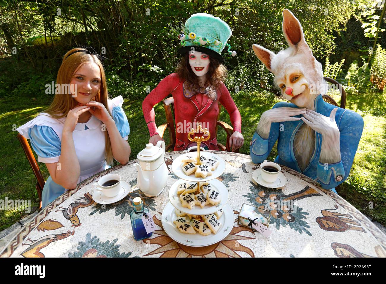 GEEK ART - Bodypainting and Transformaking: Alice in Wonderland photoshooting with Melina as Alice, Julia as the Mad Hatter and Janina as the White Rabbit in the Czarnecki Garden. Hamelin on May 18, 202 - A project by photographer Tschiponnique Skupin and bodypainter Enrico Lein Stock Photo