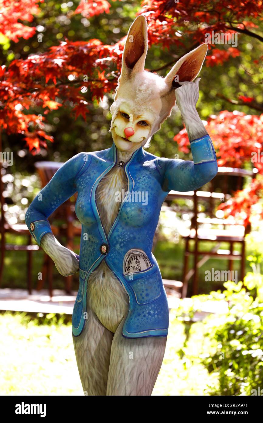 GEEK ART - Bodypainting and Transformaking: Alice in Wonderland photoshooting with Janina as the White Rabbit in the Czarnecki Garden. Hamelin on May 18, 2023 - A project by photographer Tschiponnique Skupin and bodypainter Enrico Lein Stock Photo