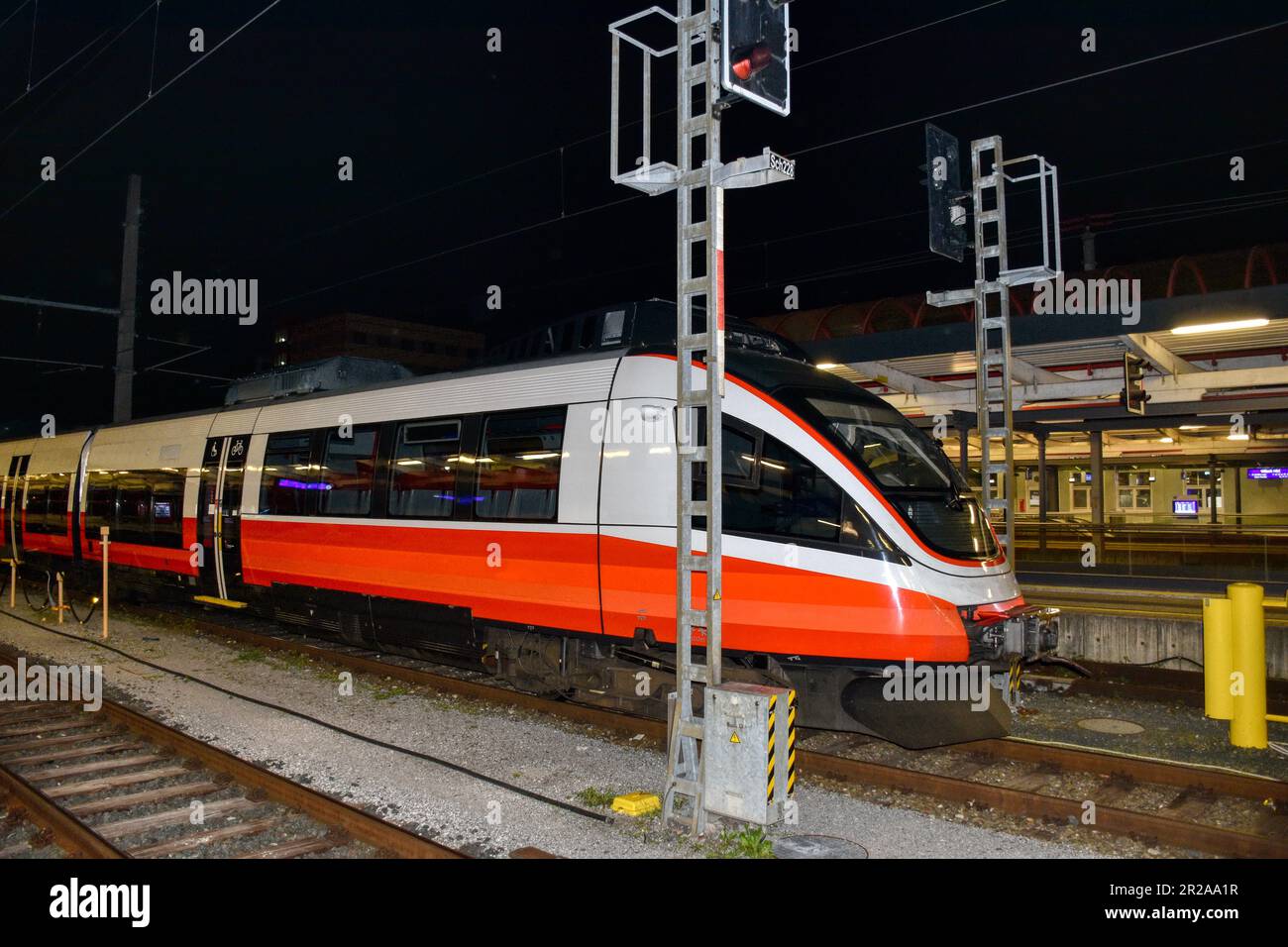 Villach, Bahnhof, Bahnsteig, Zug, Railjet, Cityjet, Nahverkehrszug