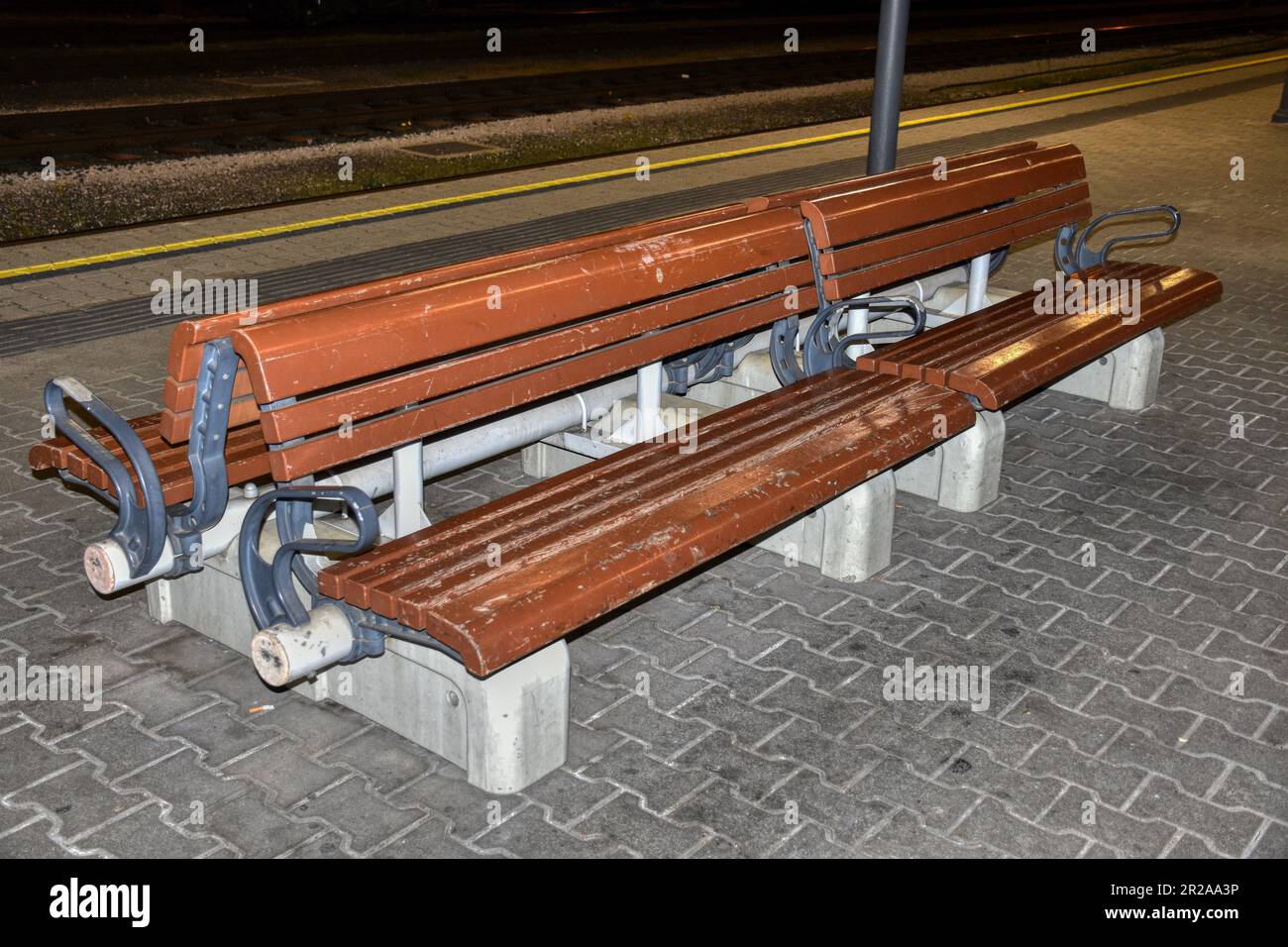 Bank, Bahnsteig, Holzbank, Ruhezone, Holz, Brett, Latte, Fuß, Betonfuß, Ergonomie, Geländer, Style, Stil, Design, klassisch, modern, traditionell, aus Stock Photo