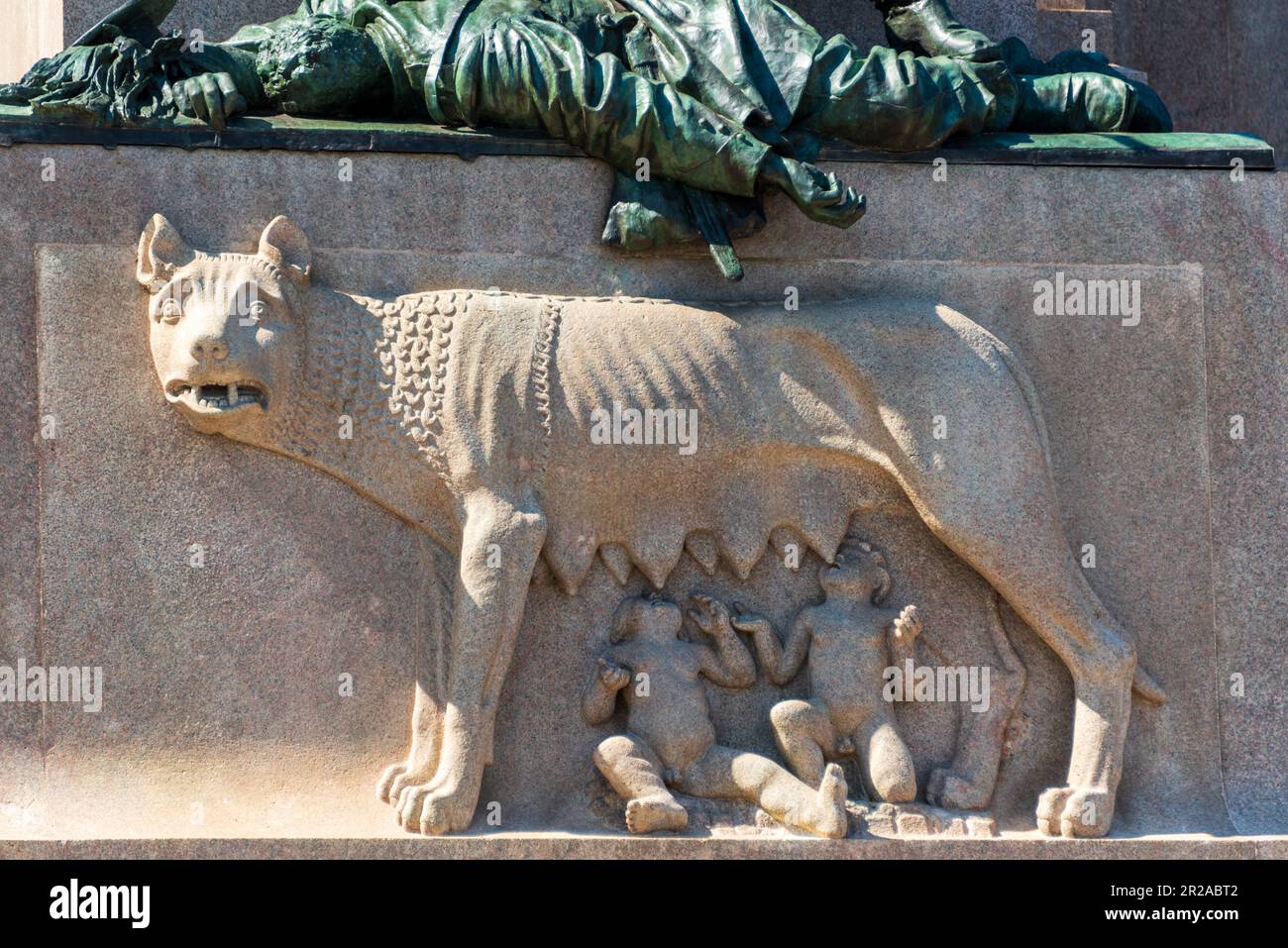Rom, Italien, März 2023 Die Kapitolinische Wölfin mit den Kindern Romulus und Remus, am Ehrenmal für Garibaldi auf dem Gianicolo Hügel Stock Photo