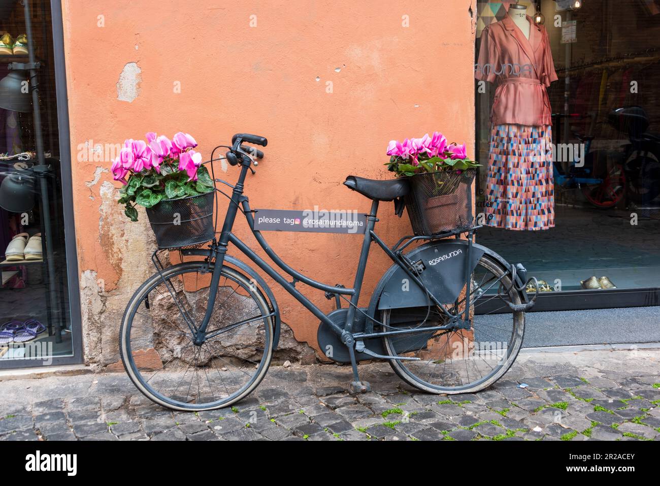 Rom, Italien, März 2023 Via del Pellegrino nahe dem Campo dei Fiori ein Geschäft mit einem Fahrrade vor der Tür als Werbung Stock Photo