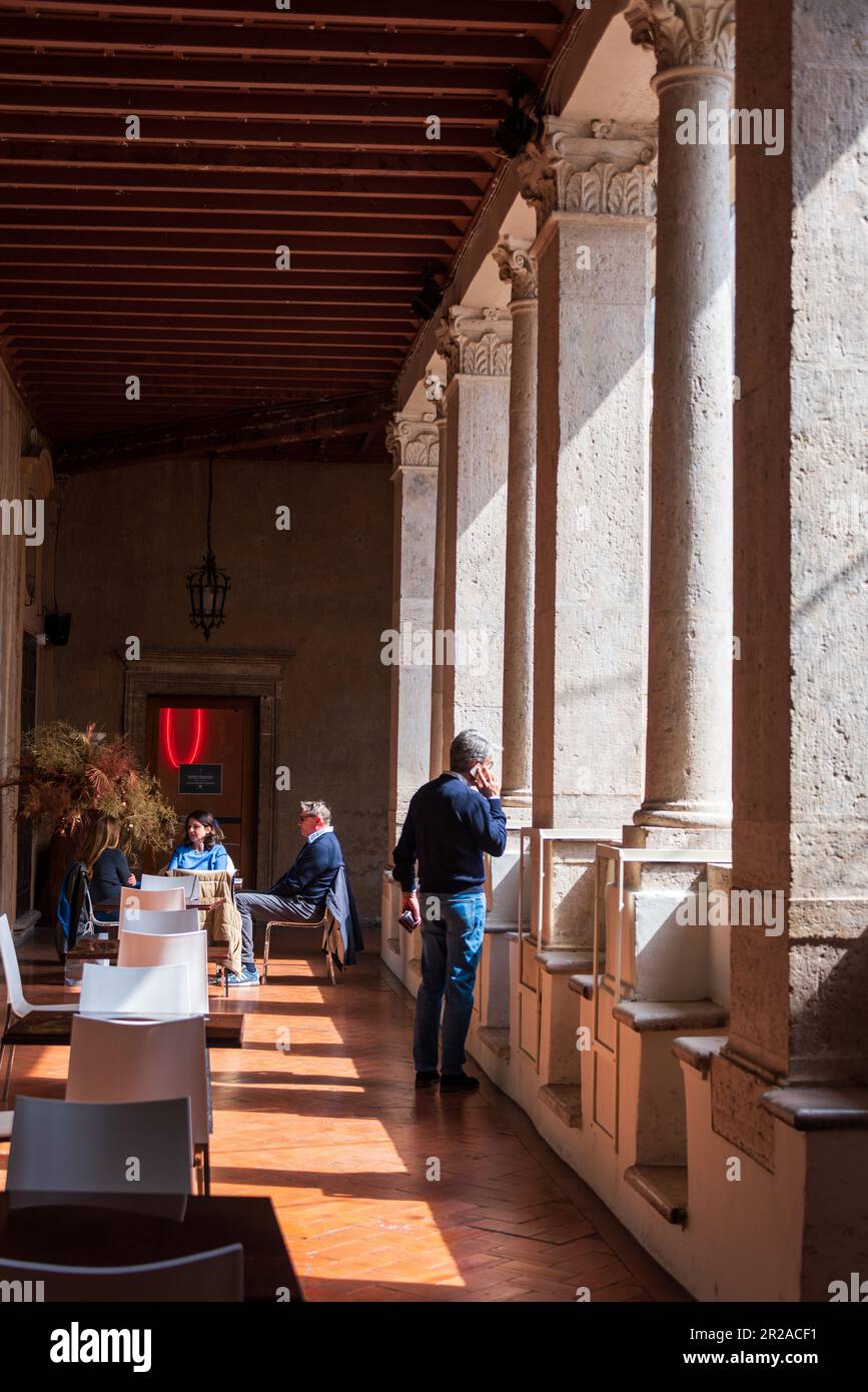 Rom, Italien, März 2023 Im ehemaligen Chiostro del Bramante heute eine Kunstausstellung mit einem Cafe im Kreuzgang Stock Photo