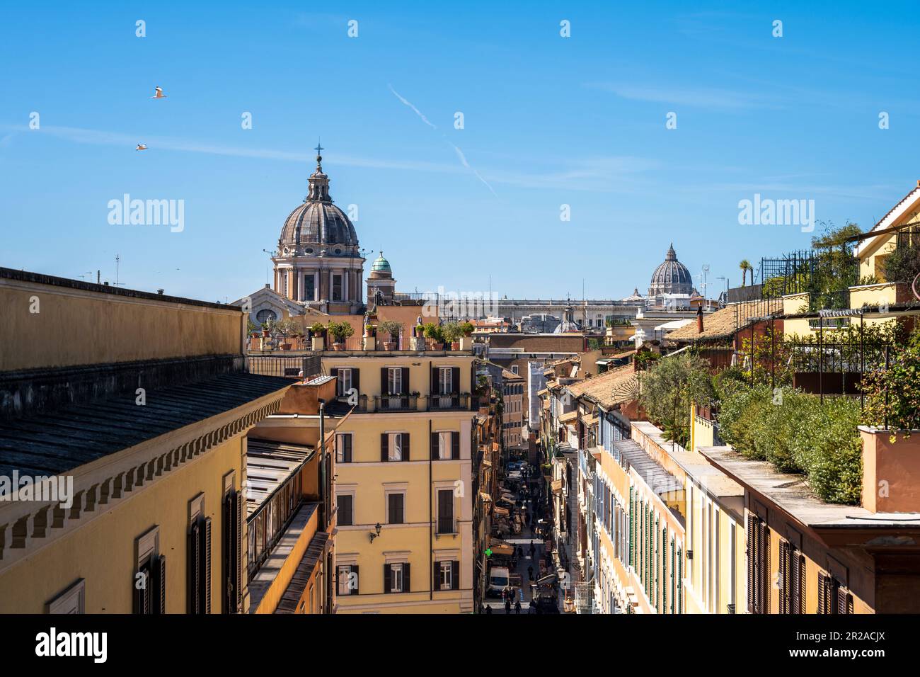 Rom, Italien, März 2023 Blick von der der Piazza Trinita dei Monti au die Dachterrassen entlang der Via della Croce im Hintergrund die Kuppen mom Pete Stock Photo