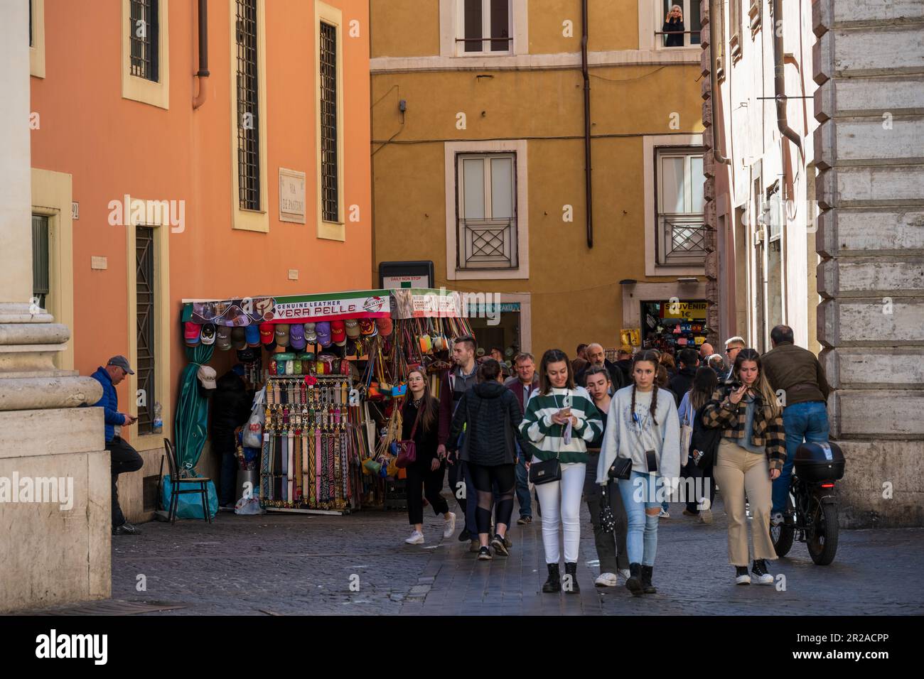Rom, Italien, März 2023 Straßenszene auf der Piazza di Pieta Menschen gehen vorbei an einem Kiosk für Touristenbedarf Stock Photo