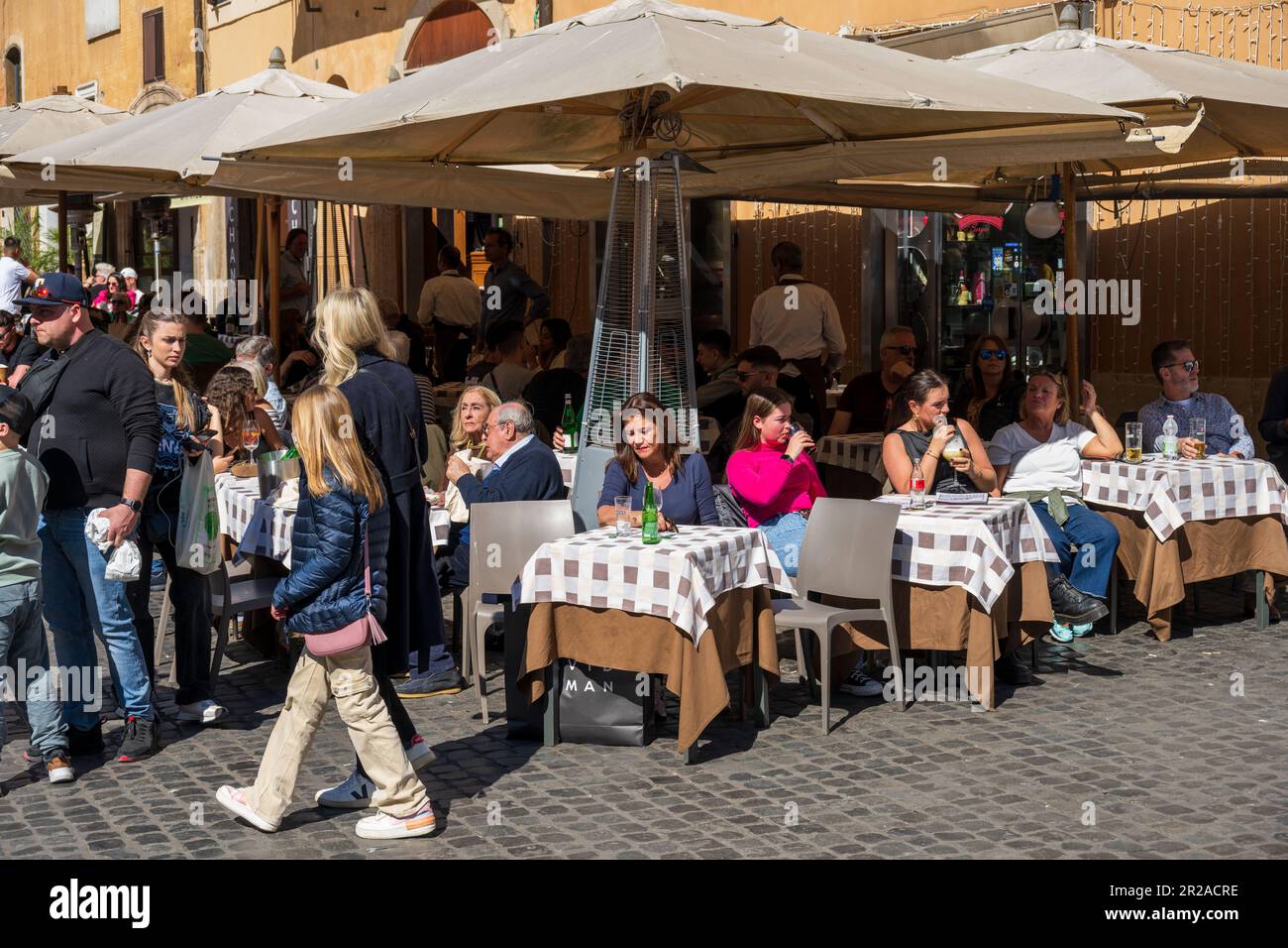 Rom, Italien, März 2023 Straßencaffe voll besetzt an der Piazza della Rotonda gegenüber dem Pantheon Stock Photo