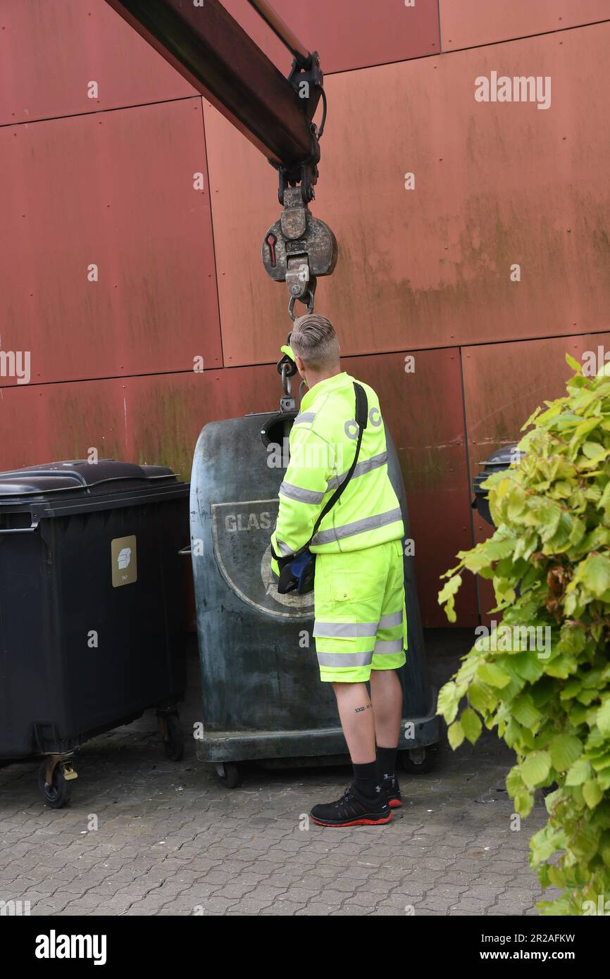 May 15,2023 /Glass wate recyel male lift up waste container with cran ...