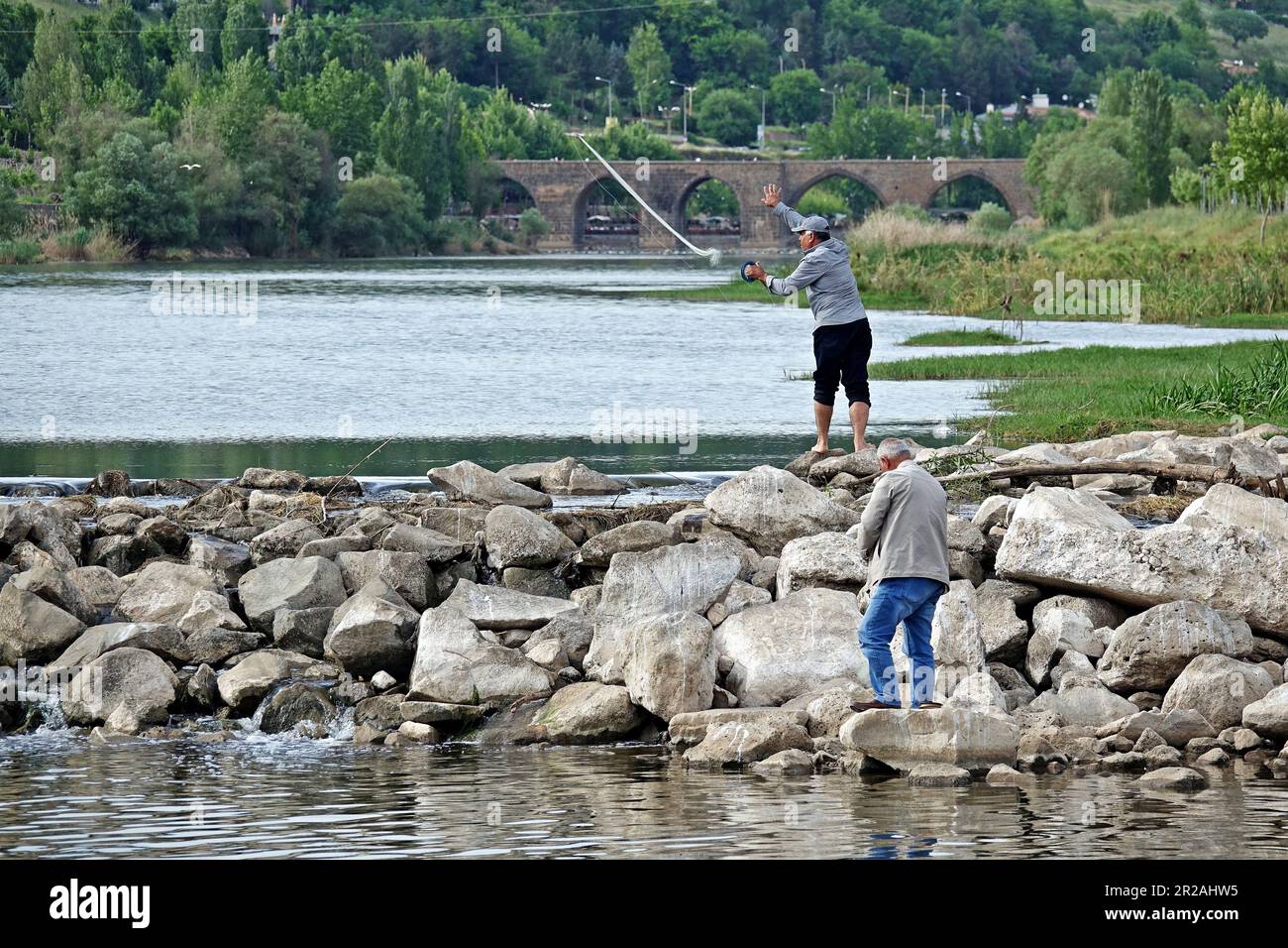 https://c8.alamy.com/comp/2R2AHW5/a-fisherman-is-seen-throwing-his-net-in-tigris-river-in-diyarbakir-it-is-possible-to-see-people-fishing-with-a-net-or-line-at-any-time-of-the-day-on-the-banks-of-the-tigris-river-some-of-the-fishermen-fish-to-sell-them-while-others-take-it-home-for-food-the-tigris-river-which-originates-from-the-southeastern-region-of-turkey-reaches-the-persian-gulf-by-passing-through-the-territory-of-iraq-the-river-spreads-blessings-to-the-countries-it-passes-through-with-both-fishing-and-agricultural-irrigation-photo-by-mehmet-masum-suersopa-imagessipa-usa-2R2AHW5.jpg