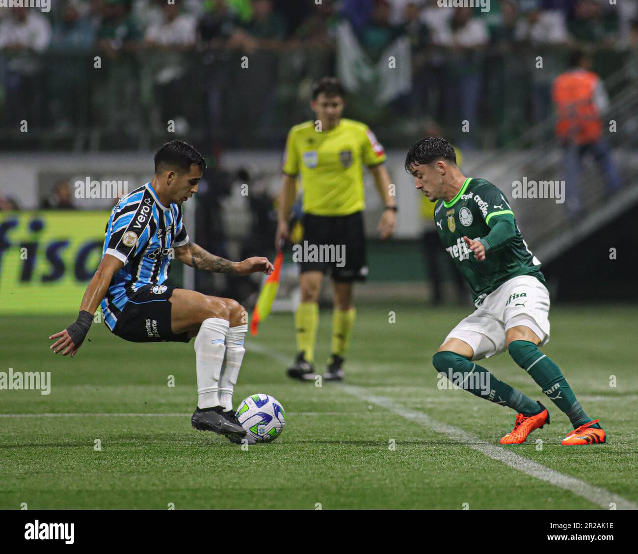 Joaquin Piquerez do Palmeiras disputa o lance com Felipe Carballo