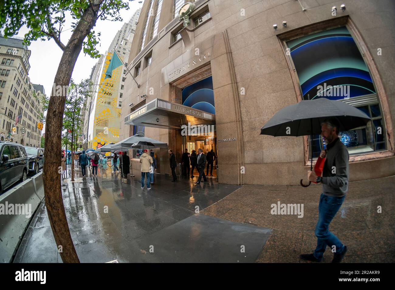 Tiffanys Louis Vuitton 5th Ave 57th Street 2014 Stock Photo - Download  Image Now - Adult, Alertness, Architecture - iStock