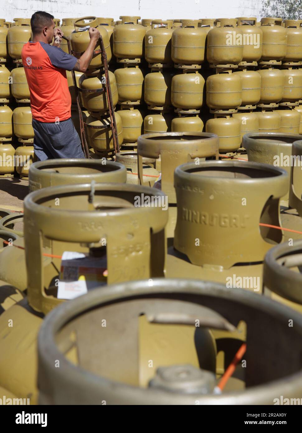 CAMPO MOURÃO, PR - 18.05.2023: VENDAS GÁS DE COZINHA COMEÇAM A AUMENTAR - With the reduction in the price of the cooking gas cylinder (GLP), of 13 kilos, the distributors have already started to sell more. Petrobras reduced R$ 8.97 per cylinder of gas and with the reduction of 21.3%, in some cities the price for the final consumer may be below R$ 100. In the photo, deposit of kitchen gas cylinders. (Photo: Dirceu Portugal/Fotoarena) Stock Photo