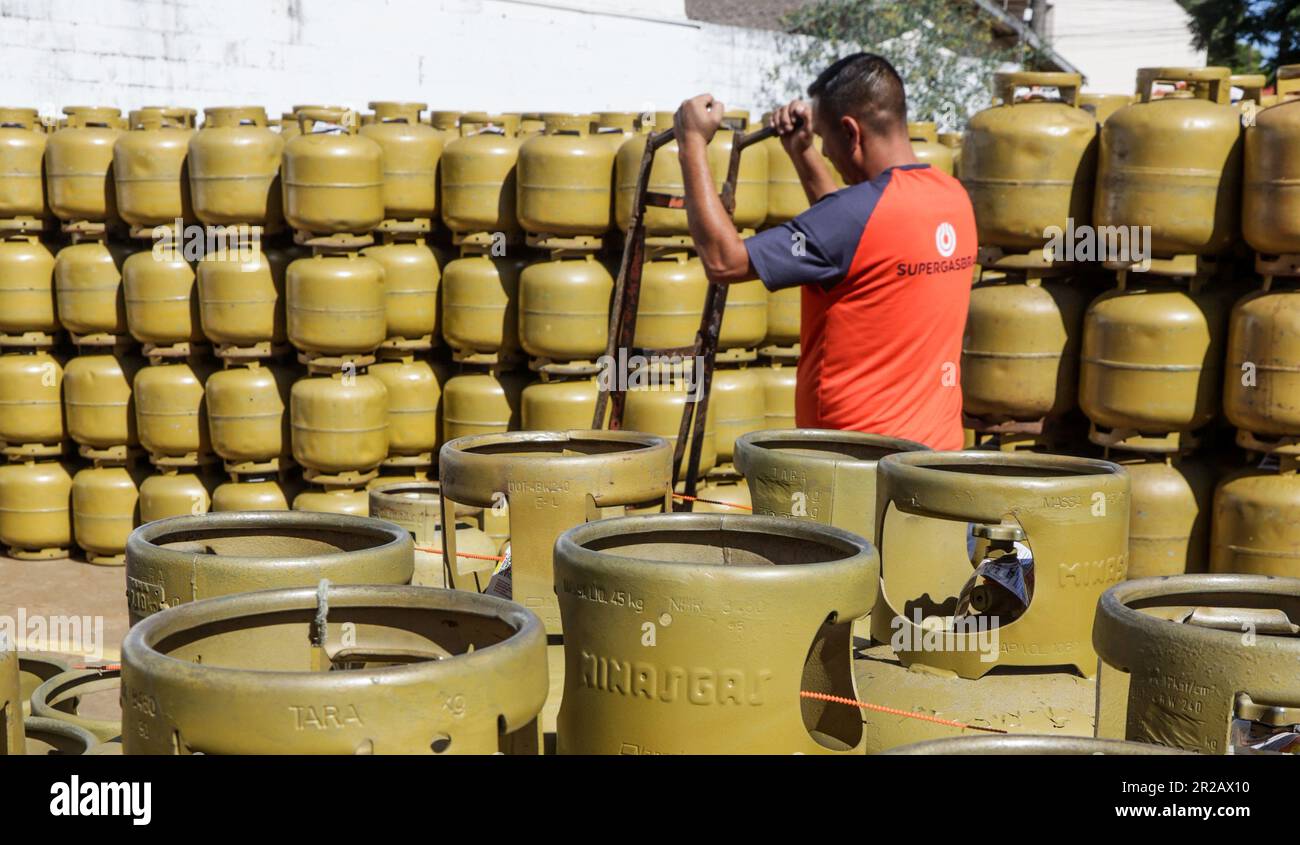 CAMPO MOURÃO, PR - 18.05.2023: VENDAS GÁS DE COZINHA COMEÇAM A AUMENTAR - With the reduction in the price of the cooking gas cylinder (GLP), of 13 kilos, the distributors have already started to sell more. Petrobras reduced R$ 8.97 per cylinder of gas and with the reduction of 21.3%, in some cities the price for the final consumer may be below R$ 100. In the photo, deposit of kitchen gas cylinders. (Photo: Dirceu Portugal/Fotoarena) Stock Photo