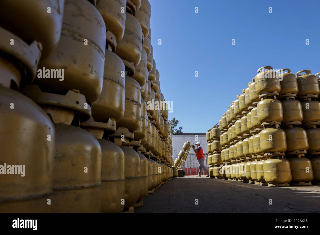 CAMPO MOURÃO, PR - 18.05.2023: VENDAS GÁS DE COZINHA COMEÇAM A AUMENTAR - With the reduction in the price of the cooking gas cylinder (GLP), of 13 kilos, the distributors have already started to sell more. Petrobras reduced R$ 8.97 per cylinder of gas and with the reduction of 21.3%, in some cities the price for the final consumer may be below R$ 100. In the photo, deposit of kitchen gas cylinders. (Photo: Dirceu Portugal/Fotoarena) Stock Photo