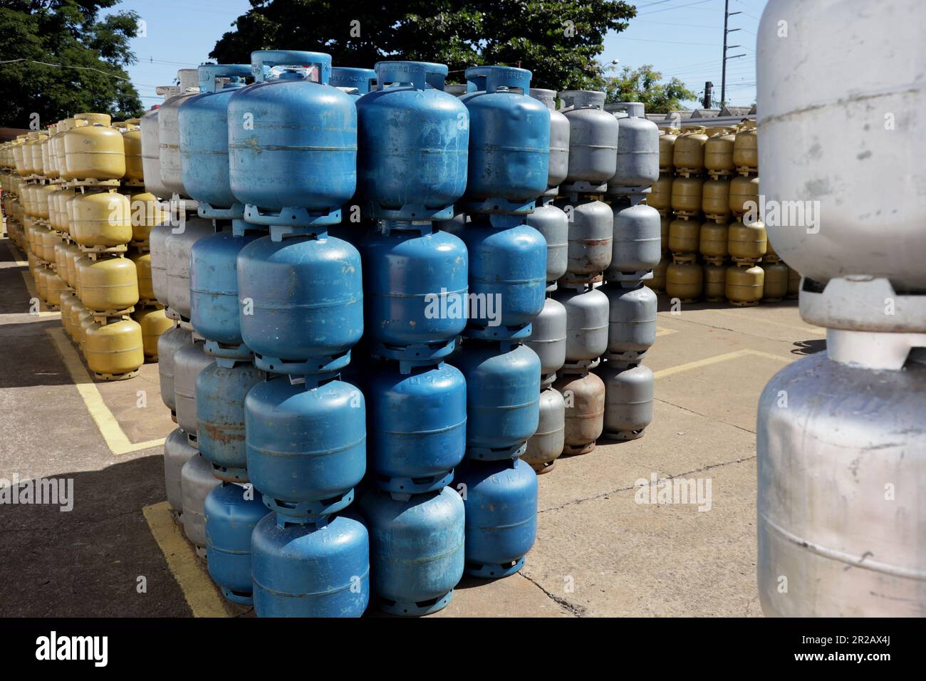 CAMPO MOURÃO, PR - 18.05.2023: VENDAS GÁS DE COZINHA COMEÇAM A AUMENTAR - With the reduction in the price of the cooking gas cylinder (GLP), of 13 kilos, the distributors have already started to sell more. Petrobras reduced R$ 8.97 per cylinder of gas and with the reduction of 21.3%, in some cities the price for the final consumer may be below R$ 100. In the photo, deposit of kitchen gas cylinders. (Photo: Dirceu Portugal/Fotoarena) Stock Photo