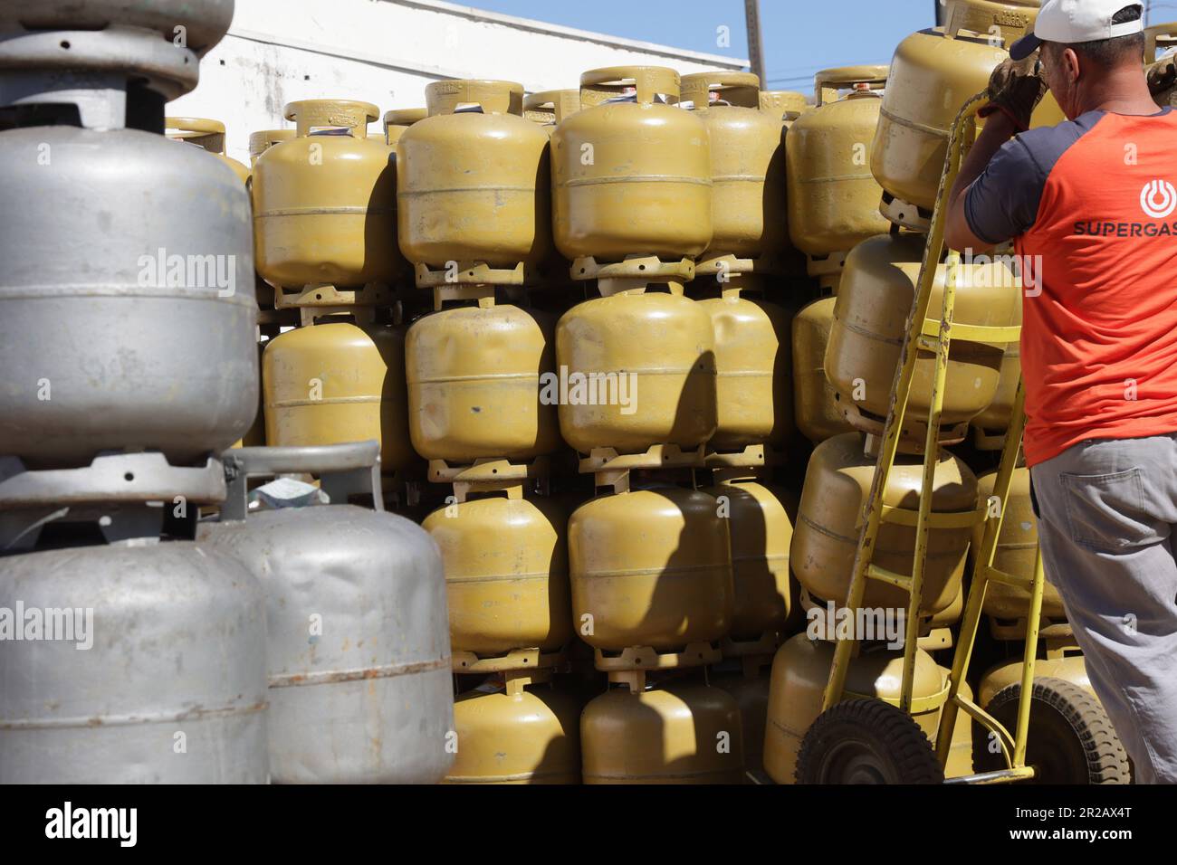 CAMPO MOURÃO, PR - 18.05.2023: VENDAS GÁS DE COZINHA COMEÇAM A AUMENTAR - With the reduction in the price of the cooking gas cylinder (GLP), of 13 kilos, the distributors have already started to sell more. Petrobras reduced R$ 8.97 per cylinder of gas and with the reduction of 21.3%, in some cities the price for the final consumer may be below R$ 100. In the photo, deposit of kitchen gas cylinders. (Photo: Dirceu Portugal/Fotoarena) Stock Photo