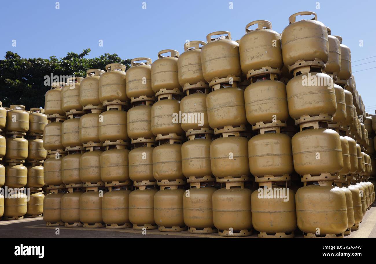 CAMPO MOURÃO, PR - 18.05.2023: VENDAS GÁS DE COZINHA COMEÇAM A AUMENTAR - With the reduction in the price of the cooking gas cylinder (GLP), of 13 kilos, the distributors have already started to sell more. Petrobras reduced R$ 8.97 per cylinder of gas and with the reduction of 21.3%, in some cities the price for the final consumer may be below R$ 100. In the photo, deposit of kitchen gas cylinders. (Photo: Dirceu Portugal/Fotoarena) Stock Photo