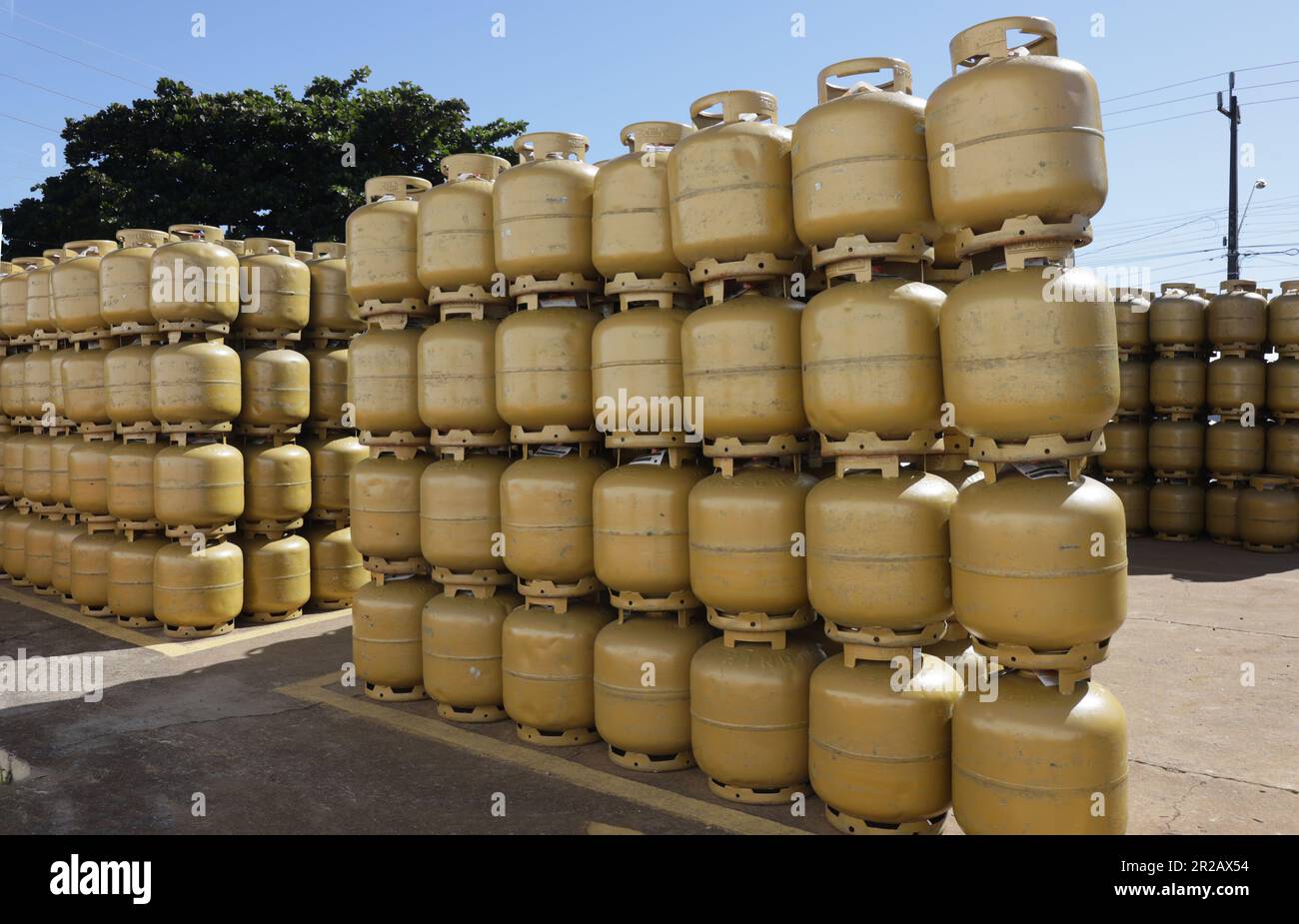 CAMPO MOURÃO, PR - 18.05.2023: VENDAS GÁS DE COZINHA COMEÇAM A AUMENTAR - With the reduction in the price of the cooking gas cylinder (GLP), of 13 kilos, the distributors have already started to sell more. Petrobras reduced R$ 8.97 per cylinder of gas and with the reduction of 21.3%, in some cities the price for the final consumer may be below R$ 100. In the photo, deposit of kitchen gas cylinders. (Photo: Dirceu Portugal/Fotoarena) Stock Photo