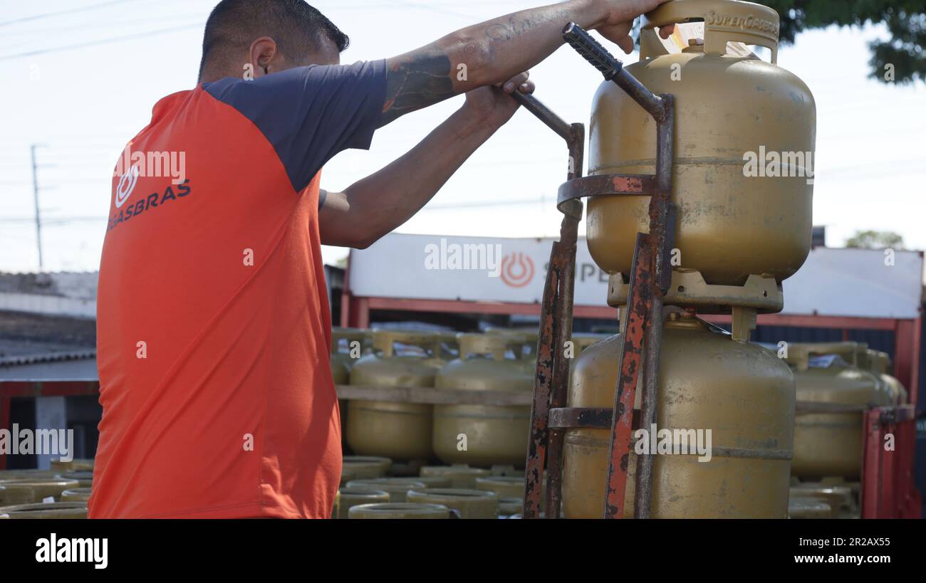 CAMPO MOURÃO, PR - 18.05.2023: VENDAS GÁS DE COZINHA COMEÇAM A AUMENTAR - With the reduction in the price of the cooking gas cylinder (GLP), of 13 kilos, the distributors have already started to sell more. Petrobras reduced R$ 8.97 per cylinder of gas and with the reduction of 21.3%, in some cities the price for the final consumer may be below R$ 100. In the photo, deposit of kitchen gas cylinders. (Photo: Dirceu Portugal/Fotoarena) Stock Photo