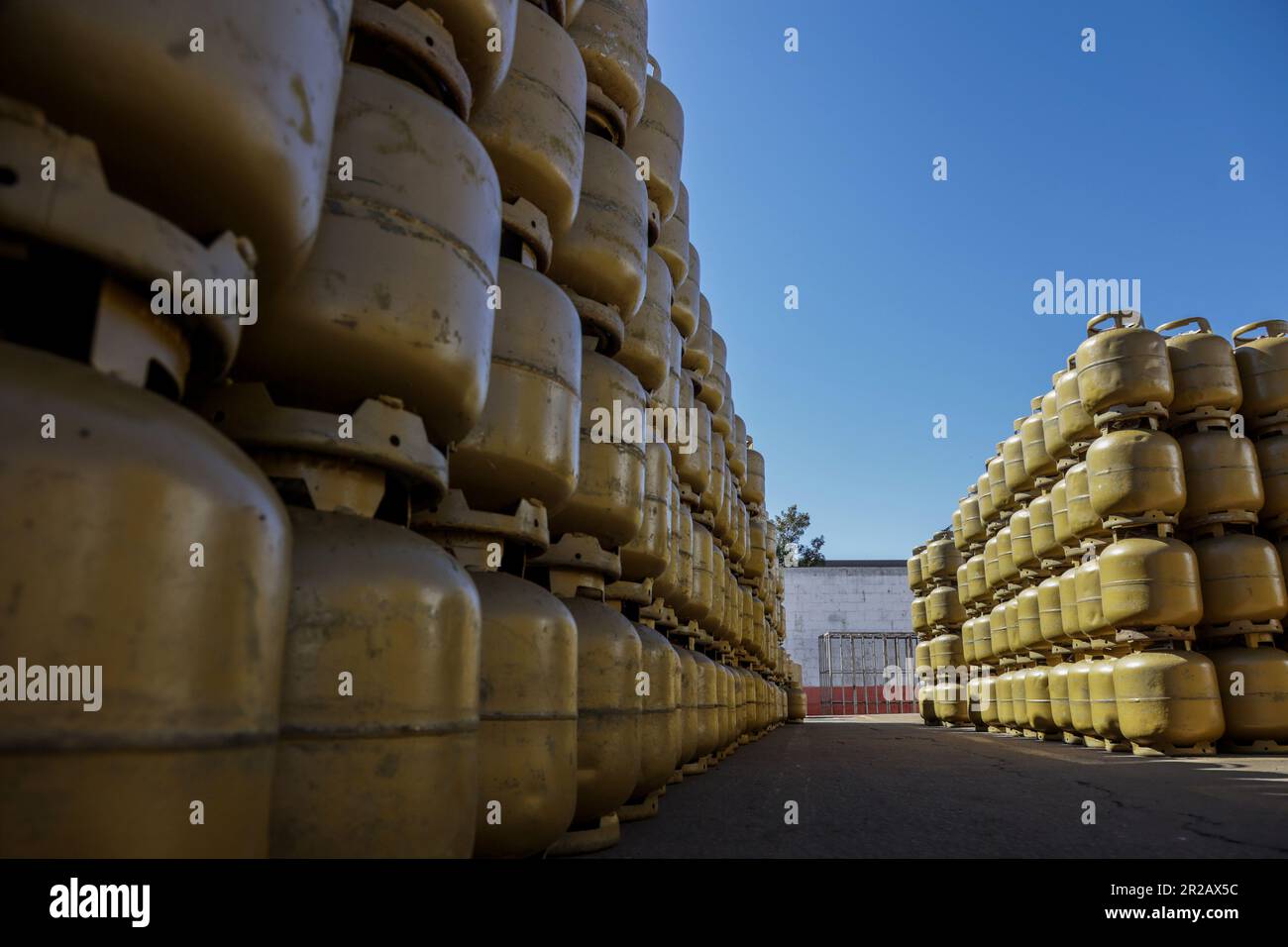 CAMPO MOURÃO, PR - 18.05.2023: VENDAS GÁS DE COZINHA COMEÇAM A AUMENTAR - With the reduction in the price of the cooking gas cylinder (GLP), of 13 kilos, the distributors have already started to sell more. Petrobras reduced R$ 8.97 per cylinder of gas and with the reduction of 21.3%, in some cities the price for the final consumer may be below R$ 100. In the photo, deposit of kitchen gas cylinders. (Photo: Dirceu Portugal/Fotoarena) Stock Photo