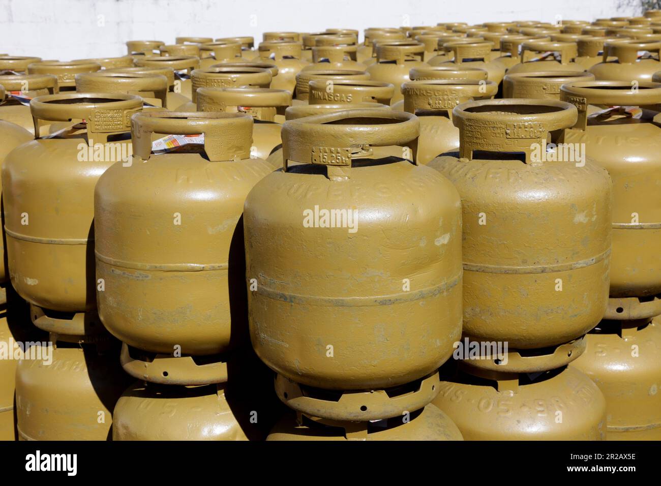 CAMPO MOURÃO, PR - 18.05.2023: VENDAS GÁS DE COZINHA COMEÇAM A AUMENTAR - With the reduction in the price of the cooking gas cylinder (GLP), of 13 kilos, the distributors have already started to sell more. Petrobras reduced R$ 8.97 per cylinder of gas and with the reduction of 21.3%, in some cities the price for the final consumer may be below R$ 100. In the photo, deposit of kitchen gas cylinders. (Photo: Dirceu Portugal/Fotoarena) Stock Photo