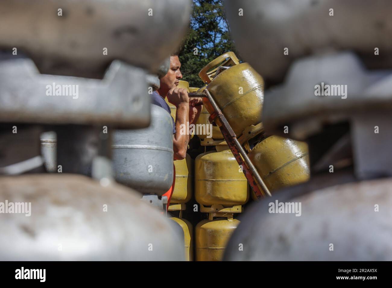 CAMPO MOURÃO, PR - 18.05.2023: VENDAS GÁS DE COZINHA COMEÇAM A AUMENTAR - With the reduction in the price of the cooking gas cylinder (GLP), of 13 kilos, the distributors have already started to sell more. Petrobras reduced R$ 8.97 per cylinder of gas and with the reduction of 21.3%, in some cities the price for the final consumer may be below R$ 100. In the photo, deposit of kitchen gas cylinders. (Photo: Dirceu Portugal/Fotoarena) Stock Photo