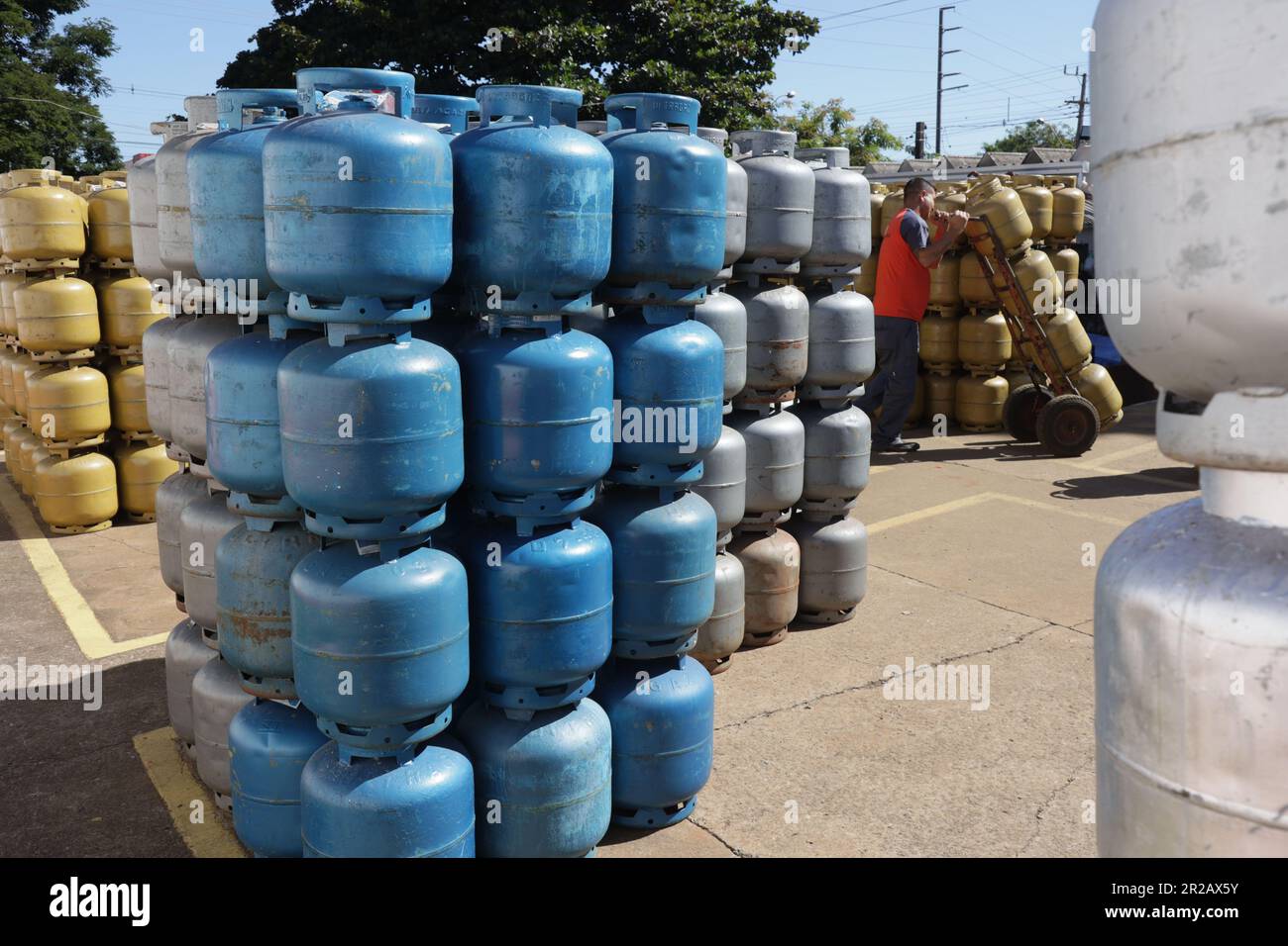 CAMPO MOURÃO, PR - 18.05.2023: VENDAS GÁS DE COZINHA COMEÇAM A AUMENTAR - With the reduction in the price of the cooking gas cylinder (GLP), of 13 kilos, the distributors have already started to sell more. Petrobras reduced R$ 8.97 per cylinder of gas and with the reduction of 21.3%, in some cities the price for the final consumer may be below R$ 100. In the photo, deposit of kitchen gas cylinders. (Photo: Dirceu Portugal/Fotoarena) Stock Photo