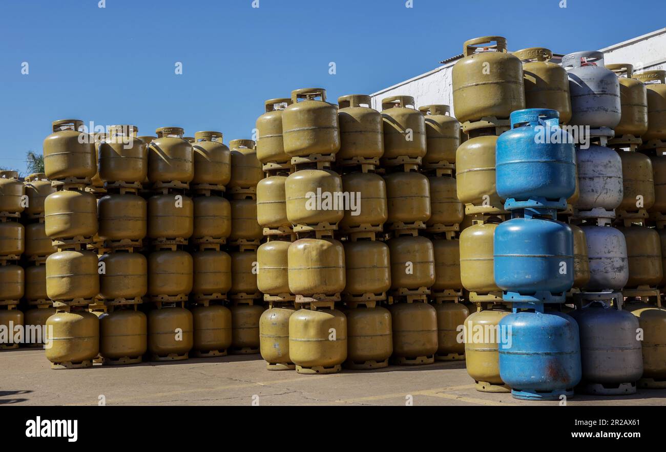 CAMPO MOURÃO, PR - 18.05.2023: VENDAS GÁS DE COZINHA COMEÇAM A AUMENTAR - With the reduction in the price of the cooking gas cylinder (GLP), of 13 kilos, the distributors have already started to sell more. Petrobras reduced R$ 8.97 per cylinder of gas and with the reduction of 21.3%, in some cities the price for the final consumer may be below R$ 100. In the photo, deposit of kitchen gas cylinders. (Photo: Dirceu Portugal/Fotoarena) Stock Photo