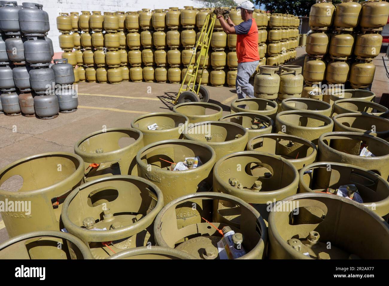 CAMPO MOURÃO, PR - 18.05.2023: VENDAS GÁS DE COZINHA COMEÇAM A AUMENTAR - With the reduction in the price of the cooking gas cylinder (GLP), of 13 kilos, the distributors have already started to sell more. Petrobras reduced R$ 8.97 per cylinder of gas and with the reduction of 21.3%, in some cities the price for the final consumer may be below R$ 100. In the photo, deposit of kitchen gas cylinders. (Photo: Dirceu Portugal/Fotoarena) Stock Photo