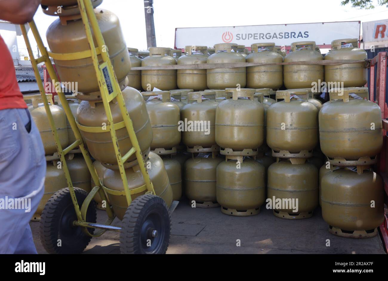 CAMPO MOURÃO, PR - 18.05.2023: VENDAS GÁS DE COZINHA COMEÇAM A AUMENTAR - With the reduction in the price of the cooking gas cylinder (GLP), of 13 kilos, the distributors have already started to sell more. Petrobras reduced R$ 8.97 per cylinder of gas and with the reduction of 21.3%, in some cities the price for the final consumer may be below R$ 100. In the photo, deposit of kitchen gas cylinders. (Photo: Dirceu Portugal/Fotoarena) Stock Photo