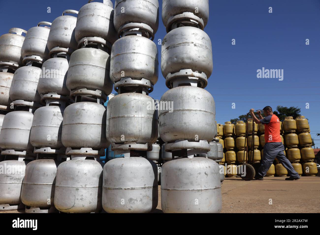 CAMPO MOURÃO, PR - 18.05.2023: VENDAS GÁS DE COZINHA COMEÇAM A AUMENTAR - With the reduction in the price of the cooking gas cylinder (GLP), of 13 kilos, the distributors have already started to sell more. Petrobras reduced R$ 8.97 per cylinder of gas and with the reduction of 21.3%, in some cities the price for the final consumer may be below R$ 100. In the photo, deposit of kitchen gas cylinders. (Photo: Dirceu Portugal/Fotoarena) Stock Photo