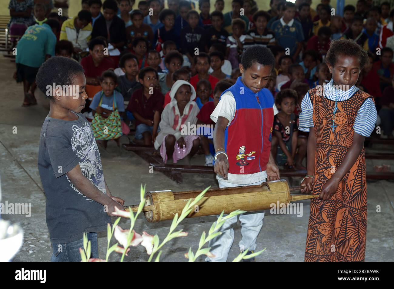 Papua New Guinea; Eastern Highlands; Goroka; Mass in the mission chapel - collection of offerings; Messe in der Missionskapelle – Opfergabensammlung Stock Photo