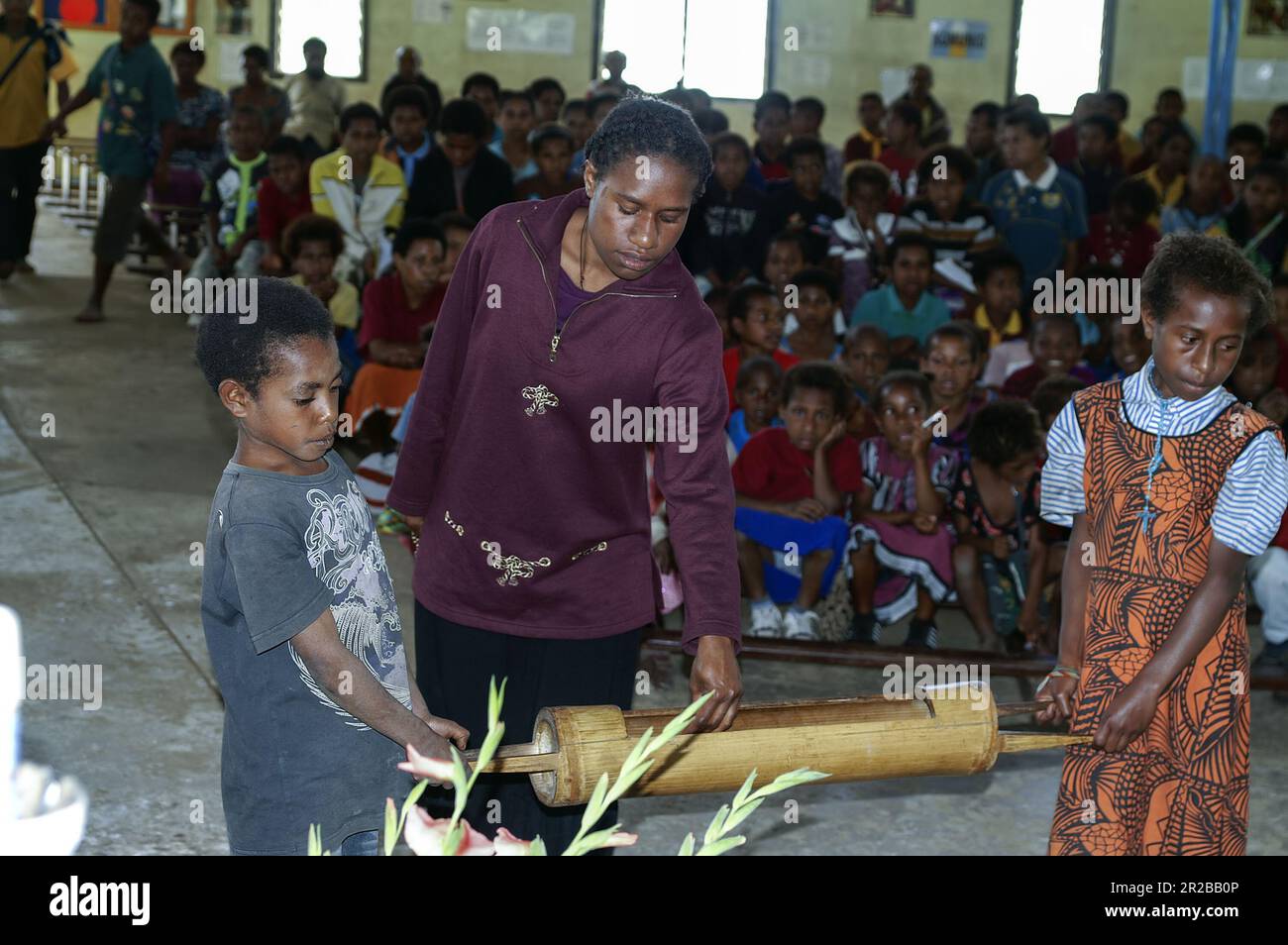 Papua New Guinea; Eastern Highlands; Goroka; Mass in the mission chapel - collection of offerings; Messe in der Missionskapelle – Opfergabensammlung Stock Photo