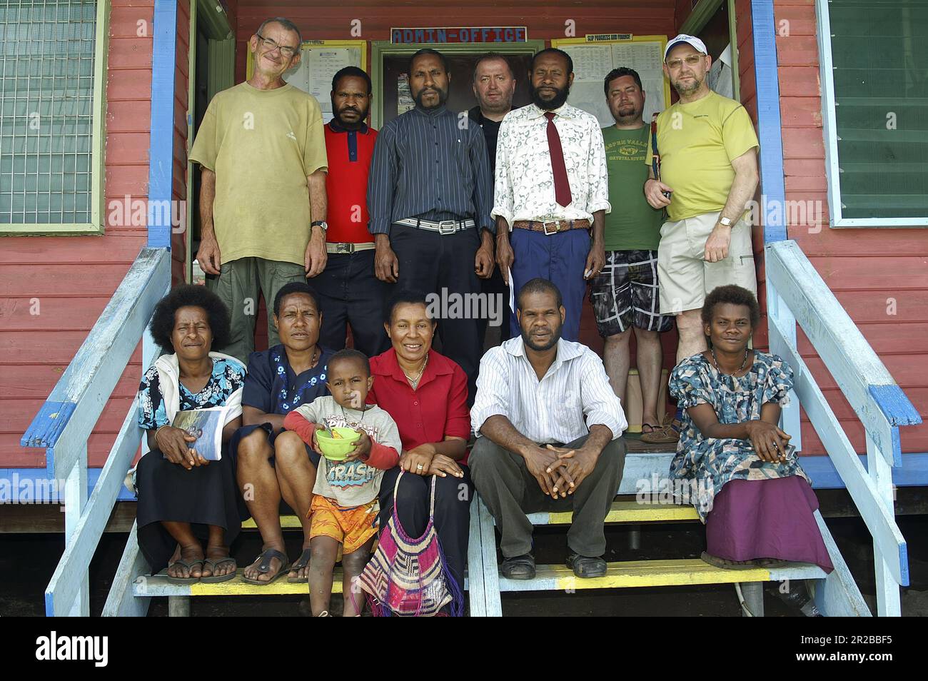 PNG Papua New Guinea; Eastern Highlands; Goroka; Namta group photo of papuan teachers on school steps; Gruppenfoto papuanischer Lehrer auf Schulstufen Stock Photo