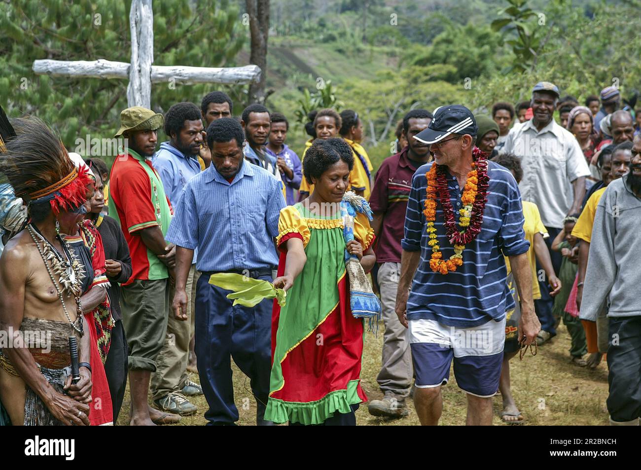 Papua New Guinea; Eastern Highlands; Goroka; white missionary among the Papuans; weißer Missionar unter den Papua; misionero blanco entre los papúes Stock Photo