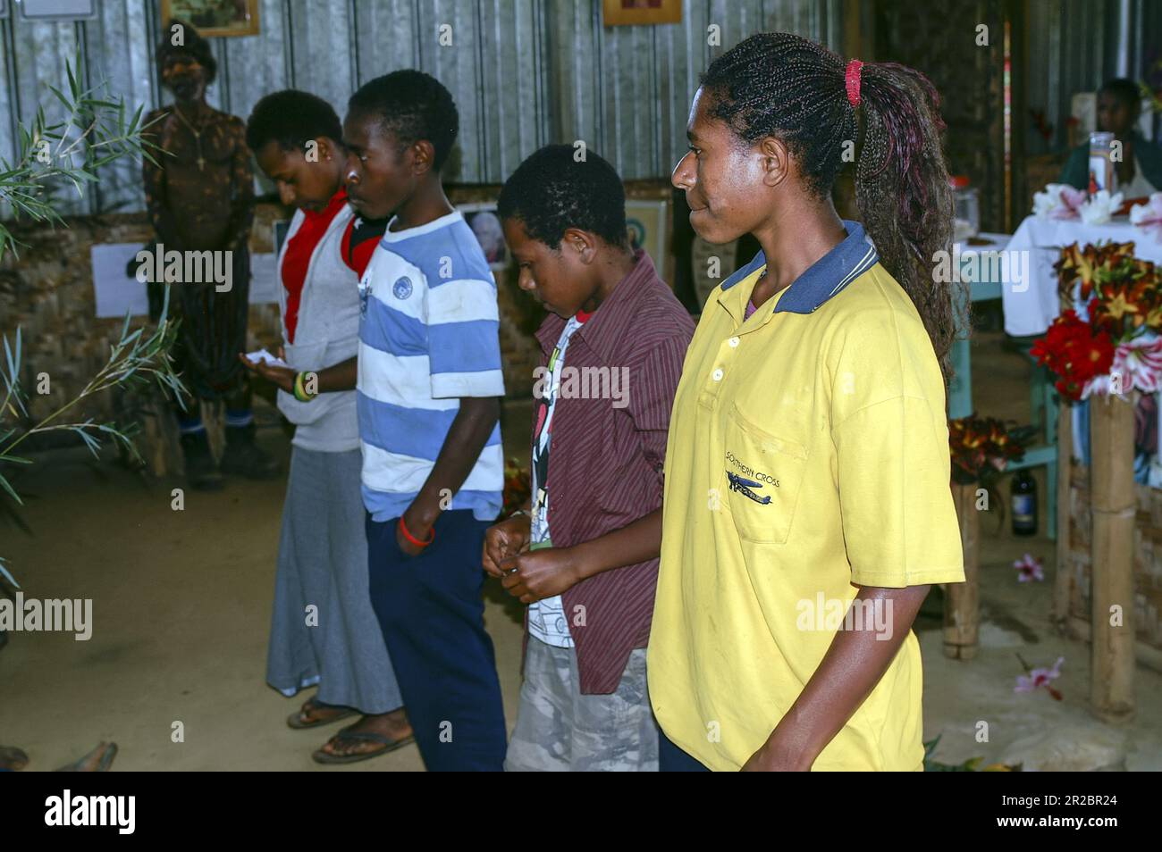 Papua New Guinea; Eastern Highlands; Goroka; young people praying in the mission chapel; Jugendliche beten in der Missionskapelle Stock Photo