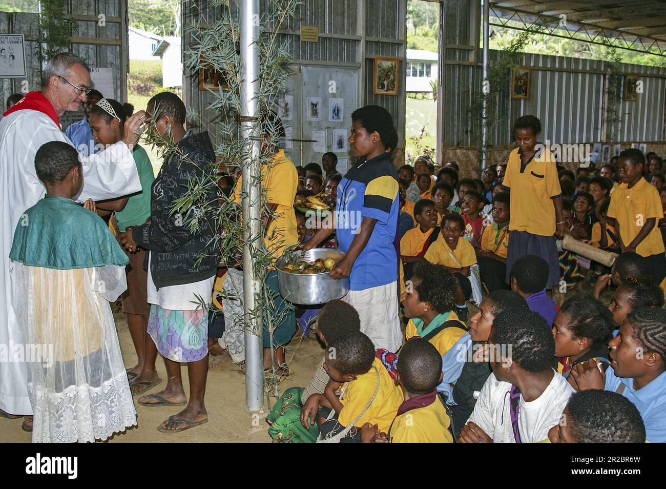 Papua New Guinea Eastern Highlands; Goroka; children and youth gathered in the mission chapel for prayer Kinder und Jugendliche in der Missionskapelle Stock Photo