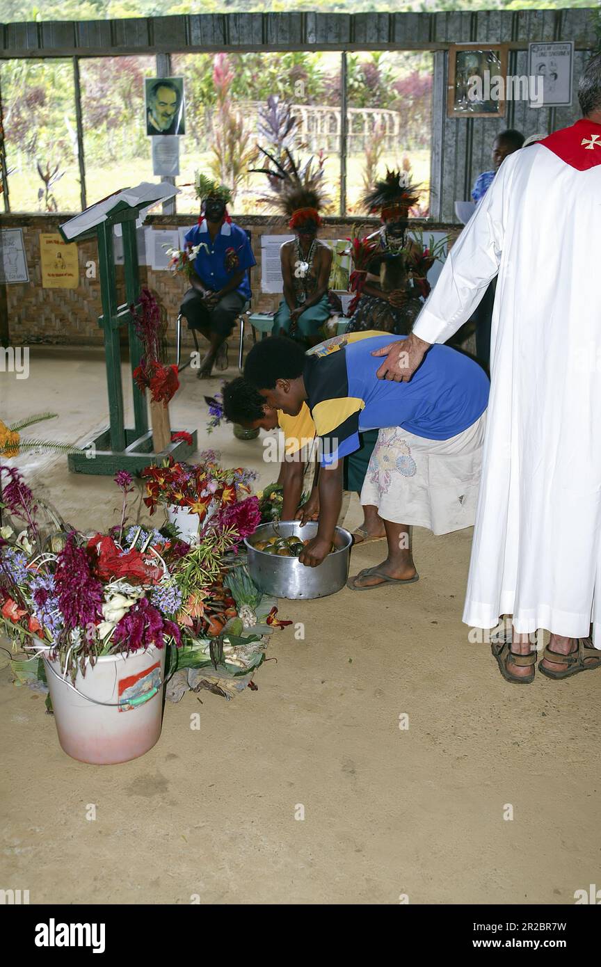 Papua New Guinea; Eastern Highlands; Goroka; Holy Mass in the mission chapel - procession with gifts; heilige Messe in der Missionskapelle Stock Photo