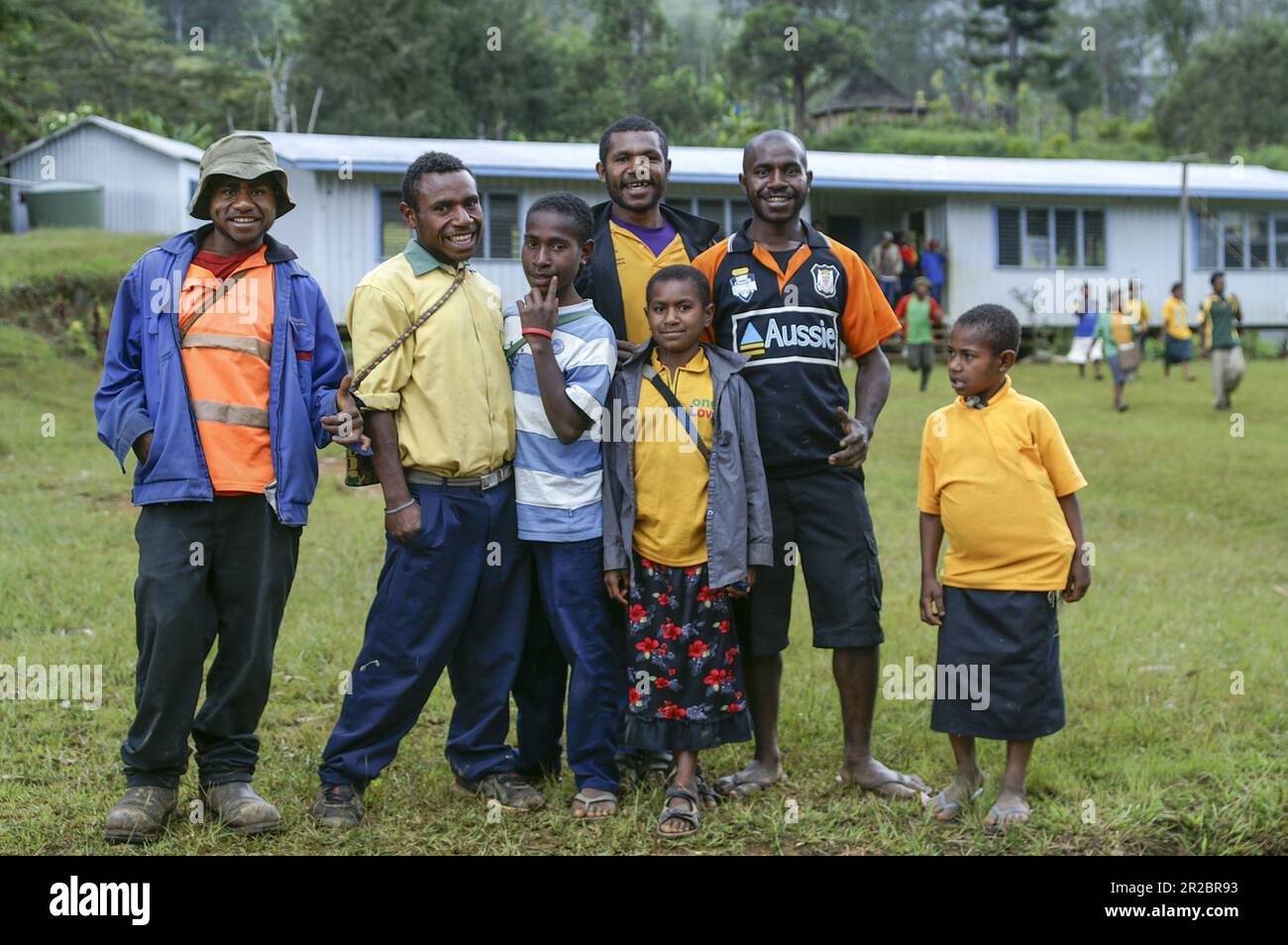 PNG Papua New Guinea; Eastern Highlands; Goroka; Namta; A group of teenagers in the school playground; Eine Gruppe Teenager auf dem Schulhof Młodzież Stock Photo