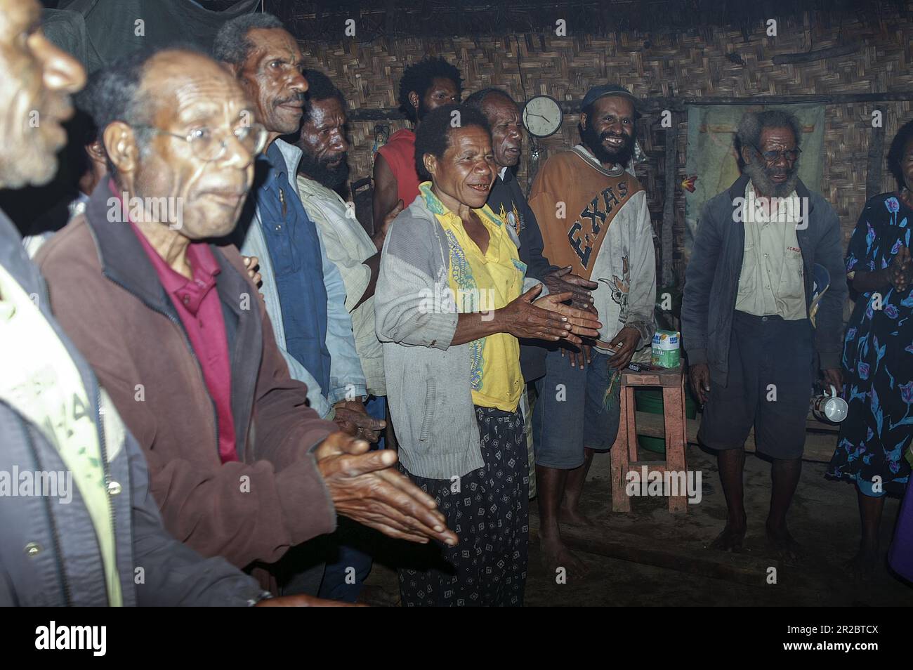 Papua New Guinea; Eastern Highlands; Goroka; Namta, Papuans inside a hut praying; Papua beten in einer Hütte; Papúes dentro de una choza rezando Stock Photo