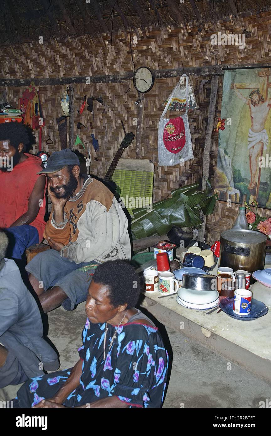 Papua New Guinea; Eastern Highlands; Goroka; Namta; Papuans inside the hut; Papua in der Hütte; Papúas dentro de la choza, papuaska chata wewnątrz Stock Photo