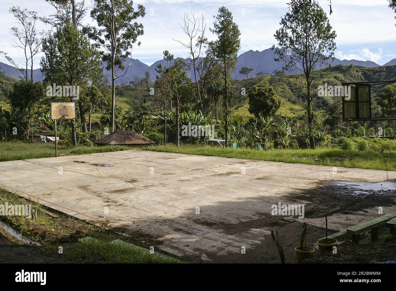 Papua New Guinea; Eastern Highlands; Goroka; Namta (Mefenga); School playground at the primary school; Schulhof im Busch; Patio de la escuela Stock Photo