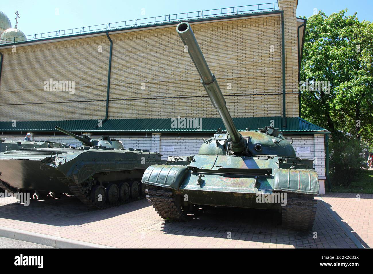 Kislovodsk, Russia. 18th May, 2023. The Russian T-62 tank, which can be used by the Army, is presented at the exhibition of military equipment in the Kislovodsk Historical Museum 'Fortress', located in the city of Kislovodsk, Russian Federation. Credit: SOPA Images Limited/Alamy Live News Stock Photo