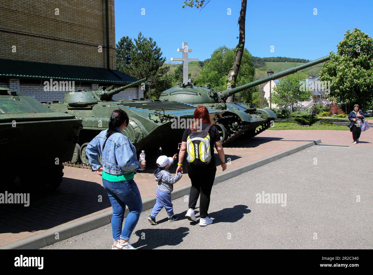Kislovodsk, Russia. 18th May, 2023. People walk near the Russian T-62 tank, which can be used by the army, presented at the exhibition of military equipment in the Kislovodsk Historical Museum 'Fortress', located in the city of Kislovodsk, Russian Federation. Credit: SOPA Images Limited/Alamy Live News Stock Photo