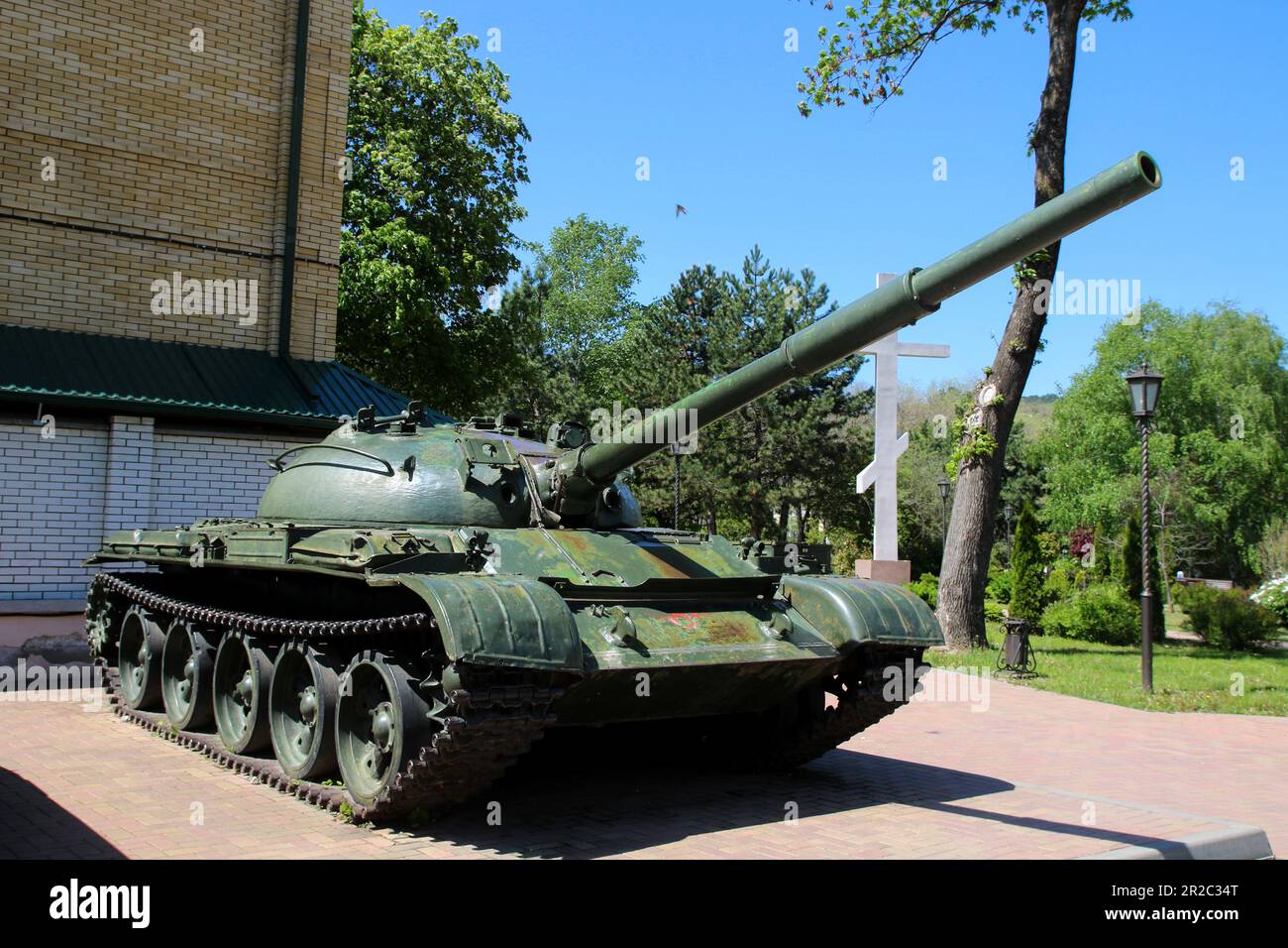 Kislovodsk, Russia. 18th May, 2023. The Russian T-62 tank, which can be used by the Army, is presented at the exhibition of military equipment in the Kislovodsk Historical Museum 'Fortress', located in the city of Kislovodsk, Russian Federation. (Photo by Maksim Konstantinov/SOPA Images/Sipa USA) Credit: Sipa USA/Alamy Live News Stock Photo