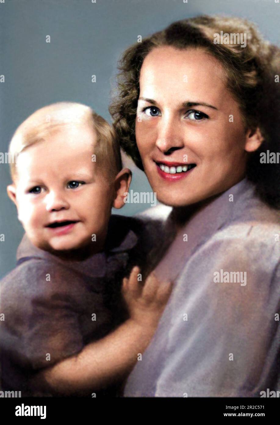 1946 , may , Bad Ischl , AUSTRIA : The celebrated austrian actor HELMUT  BERGER ( born Steinberger , 1944 - 2023 ) when was a young boy , aged 2 ,